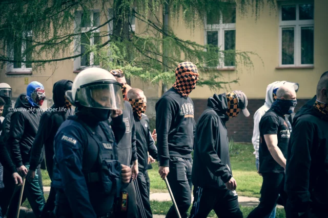 On this day: three years back I was in Legnica for their derby against Chrobry Glogow - the visitors turned up in impressive style, but after a brief kerfuffle with the police by the gates it was game over and they never entered the ground. 

Slim chance I might be back in Legnica on Sunday, am currently trying to find ways to get there from Jaroslaw that don't involve bringing the Concorde out of retirement 😦

🏟️ Miedz Legnica v Chrobry Glogow
📅 30 April 2022

#againstmodernfootball #polishfootball #ultrasworld #ultraslife #kibice #hooligans #nofacenocase #chuligani #awaydays #acab
