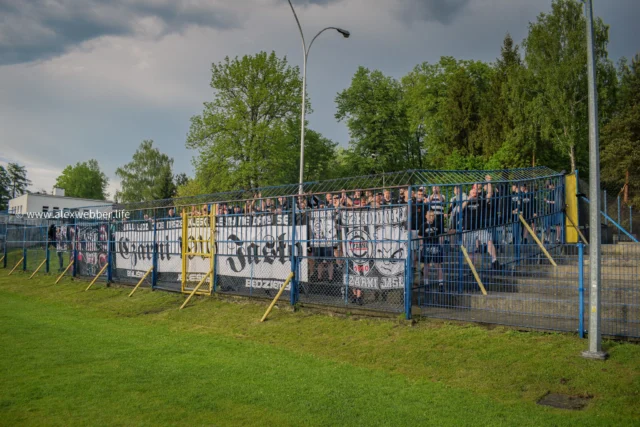 I love a grotty lower league away cage, and that's exactly what you find at JKS Jaroslaw - what a beauty this is 😍

The lucky lot inside are Czarni Jaslo, who took about 100 lads up for yesterday's match. 

It wasn't the banger I'd travelled for in all honesty, but still a good day despite the lashing first half thunder storm ☔

More pics to come, but first, need to jump on my train for the next round of games in Krakow. 

⚽ JKS Jaroslaw v Czarni Jaslo
📸 3 May 2025

#awayends
#thebeautifulgame
#groundhopping
#groundhopper
#polishfootball
#awaydays
#ultrasworld
#pilkanoznadlakibicow
 #oldstadium