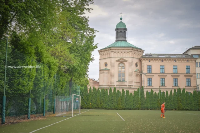 Sunday meant two matches for me in Krakow, the first at Cracovia and then the second at KS Nadwislan, a small multi-sport club whose most famous graduate is actually a tennis player, the former Wimbledon finalist Agnieszka Radwanska.

Anyhow, behind the tennis courts, find a football field with striking views onto a former monastery building since repurposed as luxury flats. Wawel Castle also lurks behind one of the goals but, alas, it was largely hidden from view by some damned trees. Chainsaw, please 🪓 

Nice ground this, with two stands separated by a giant strip of no-man's land running in between. And, about 100 meters away, find an English real ale pub run by a Burnley fan 🍺 

📅 4 May 2025
🏟️ KS Nadwislan v I Have No Idea 

#thebeautifulgame
#groundhopping
#groundhopper
#againstmodernfootball
#polishfootball