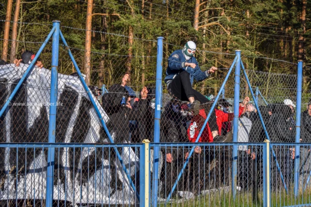 On this day - two years ago I was in the lovely town of Lebork to enjoy my favourite fixture of Poland's football calendar: Pogon Lebork v Gryf Slupsk 🔥

Absolutely love this fixture to bits, two smaller sides but with very handy, tidy groups that bloody well hate each other. Make no mistake, there is no love lost here!

From the moment I got within ear shot of the ground, Pogon tried to ambush Gryf's escort, and it all snowballed from there. 

A fantastically atmospheric day, and all set inside a wonderful old school ground with a rickety cow shed as its center piece - just beautiful 😍

Just on my way to Jaroslaw right now, am hoping for another lower league banger in much the same spirit! 

🏟️ Pogon Lebork v Gryf Slupsk 
📅 3 May 2023

#againstmodernfootball #polishfootball #ultrasworld #ultraslife #kibice #hooligans #nofacenocase #chuligani #awaydays #awayends